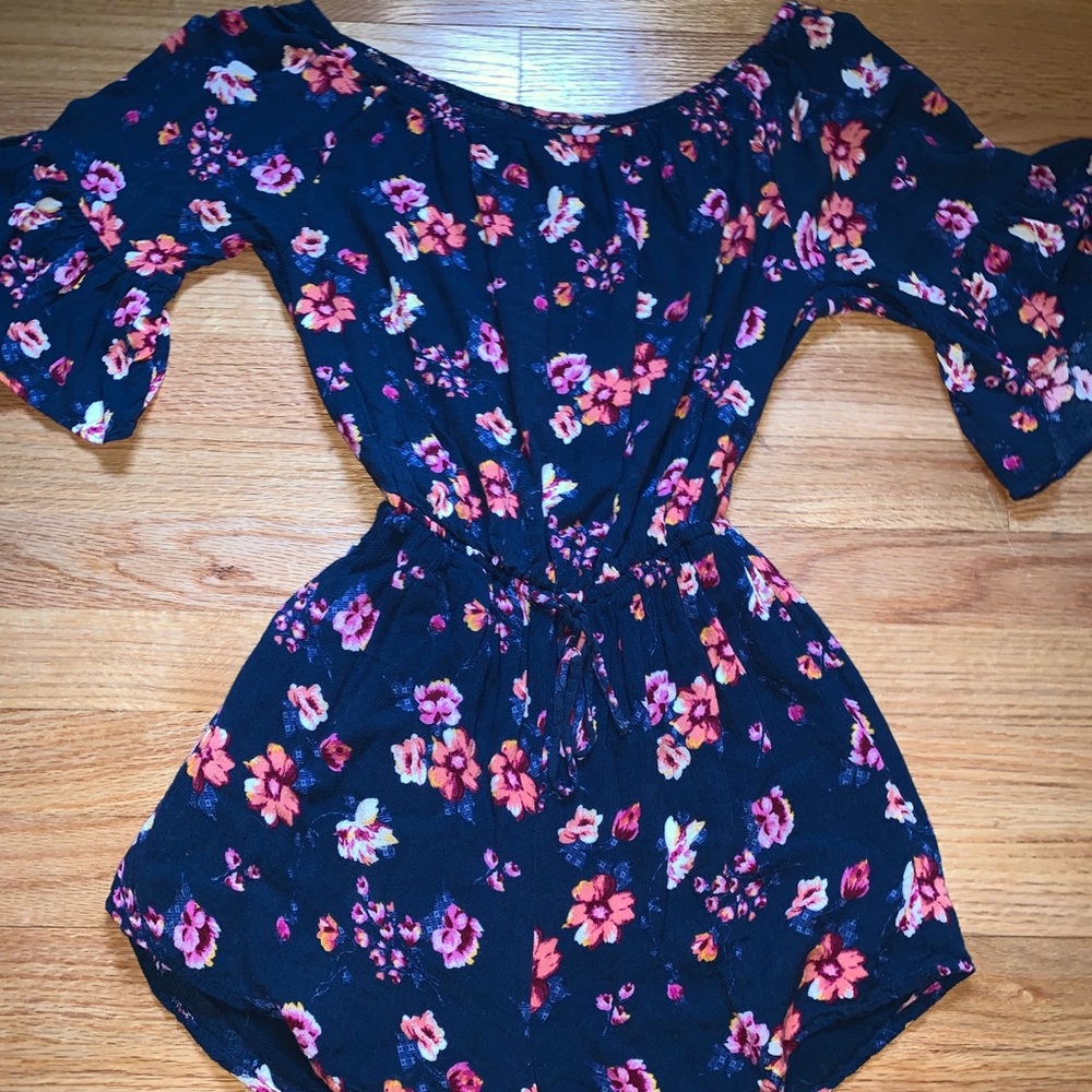 Hollister Floral Romper !!